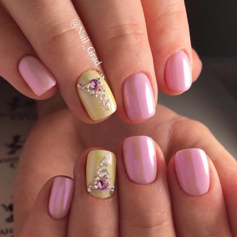 Овальний манікюр: рожевий максималізм з жовтими акцентами та 3D стразами