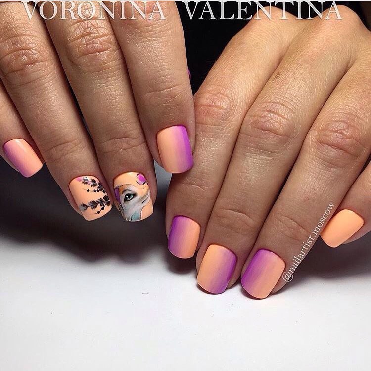 Матовий манікюр омбре: помаранчевий з фіолетовим і квітами