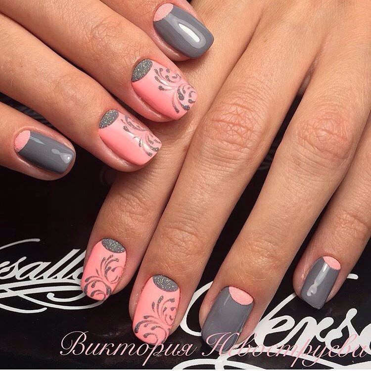 Сірий манікюр з ручним розписом рожевих квітів та блискітками