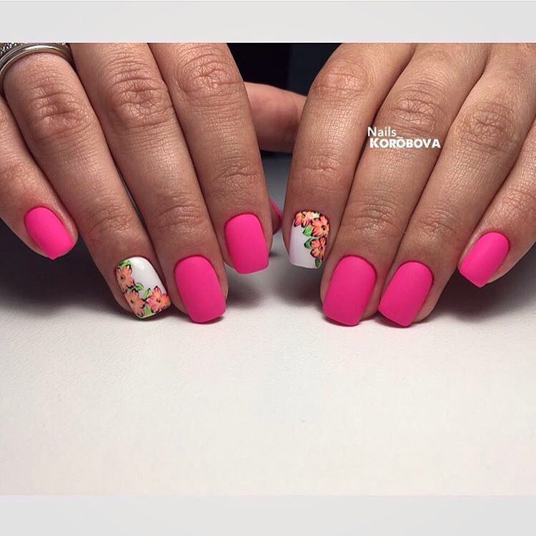 Квітковий манікюр у рожевих тонах з матовим ефектом