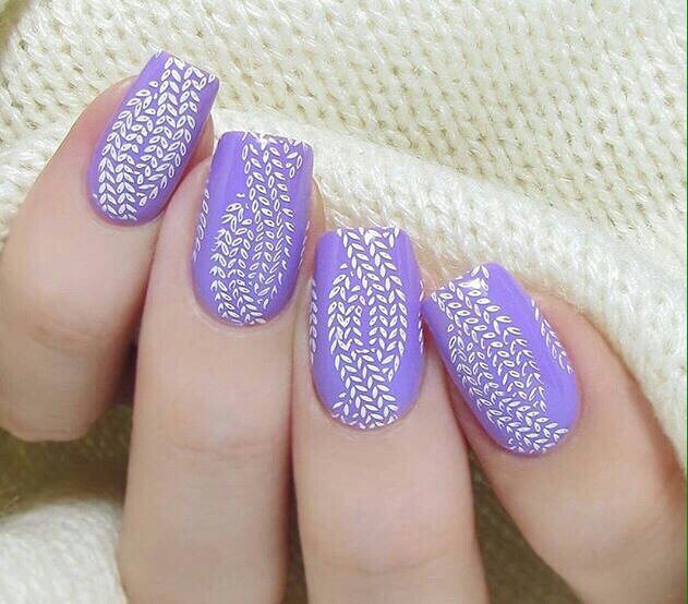 Фіолетовий манікюр з білим геометричним штампуванням