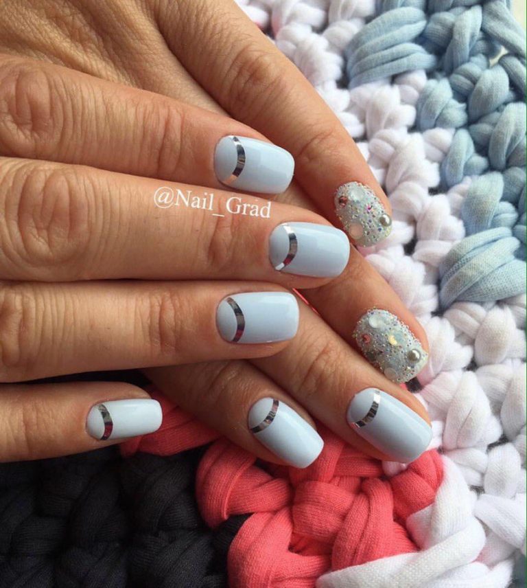 Синій мінімалістичний манікюр з геометричними сріблястими акцентами та 3D ефектом