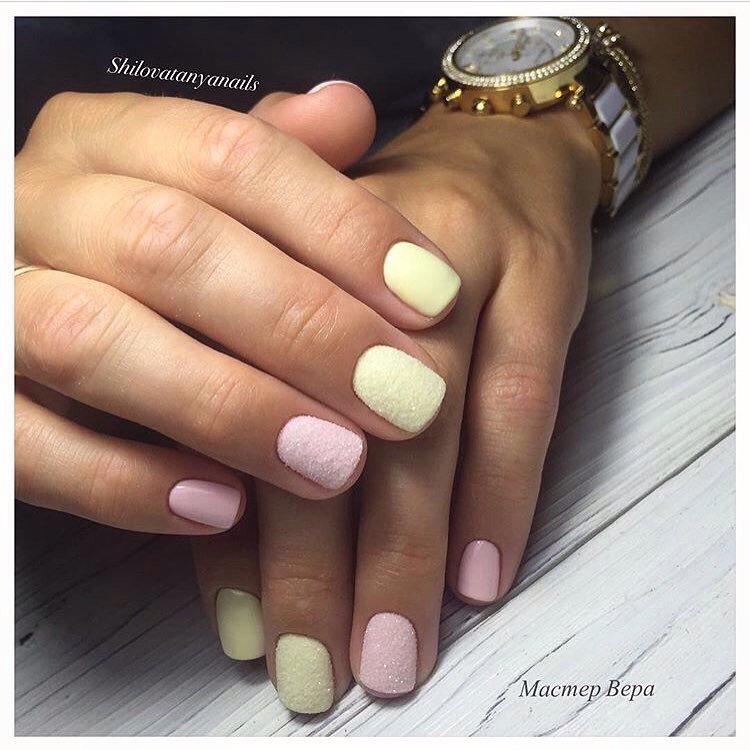 Рожевий мінімалістичний манікюр з блискітками та жовтим акцентом