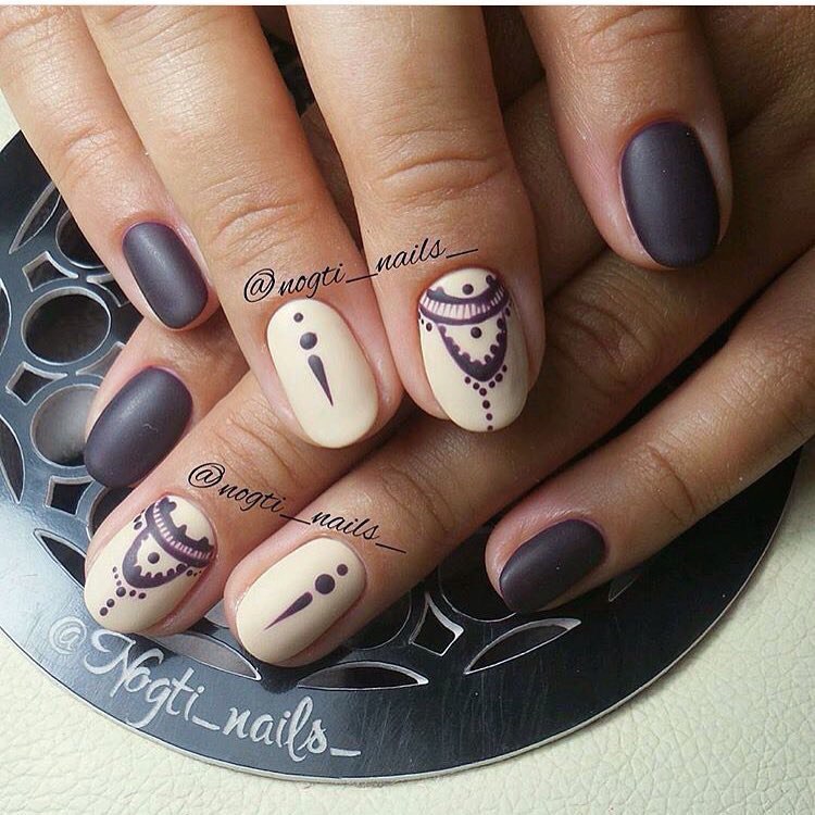 Матовий фіолетовий манікюр з бежевою геометрією на овальних нігтях