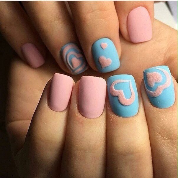 Манікюр з матовим рожевим та синьою 3D геометрією