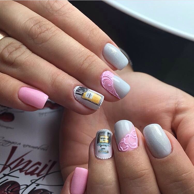 Сірий манікюр з рожевими 3D-елементами та блискучими стразами