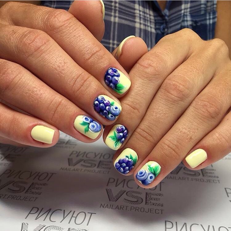 Літній жовтий манікюр на овальні нігті з ручним квітковим розписом гель-лаком