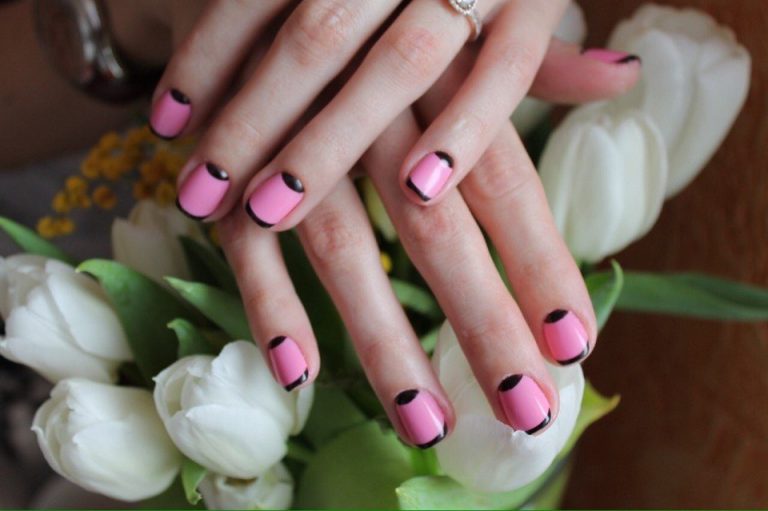 Рожевий манікюр з чорною геометричною смужкою на коротких нігтях