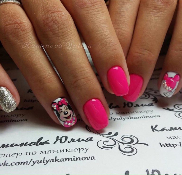 Овальні нігті: рожевий максималізм зі срібним блиском та ручним розписом