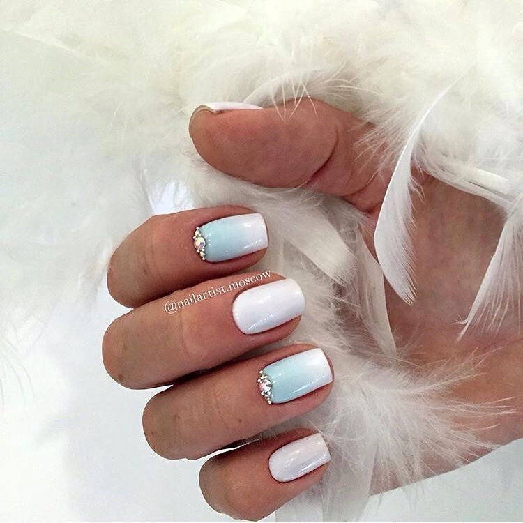 Білий омбре манікюр із синім акцентом та сріблястими стразами