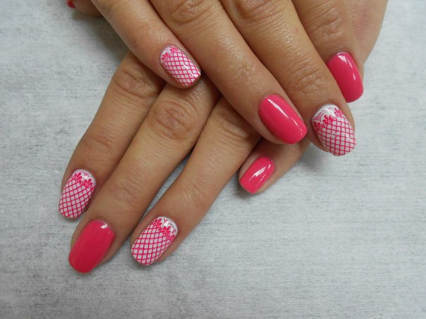 Квітковий рожевий манікюр з білою геометрією на овальних нігтях