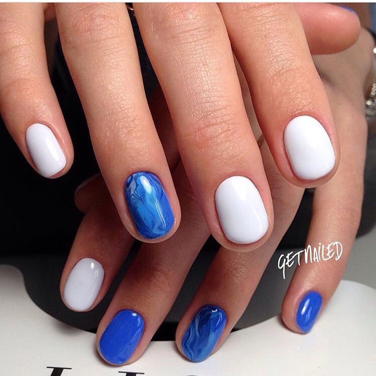 Абстрактний синій манікюр з білим мармуровим візерунком