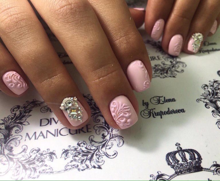 Манікюр з рожевими 3D квітами та срібними стразами на овальних нігтях