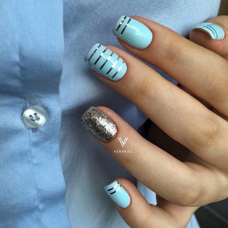 Синій манікюр з геометричними сріблястими акцентами та фольгою