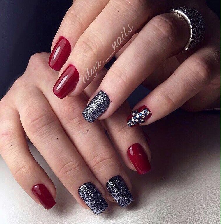 Бордовий манікюр з блискітками та стразами на квадратних нігтях