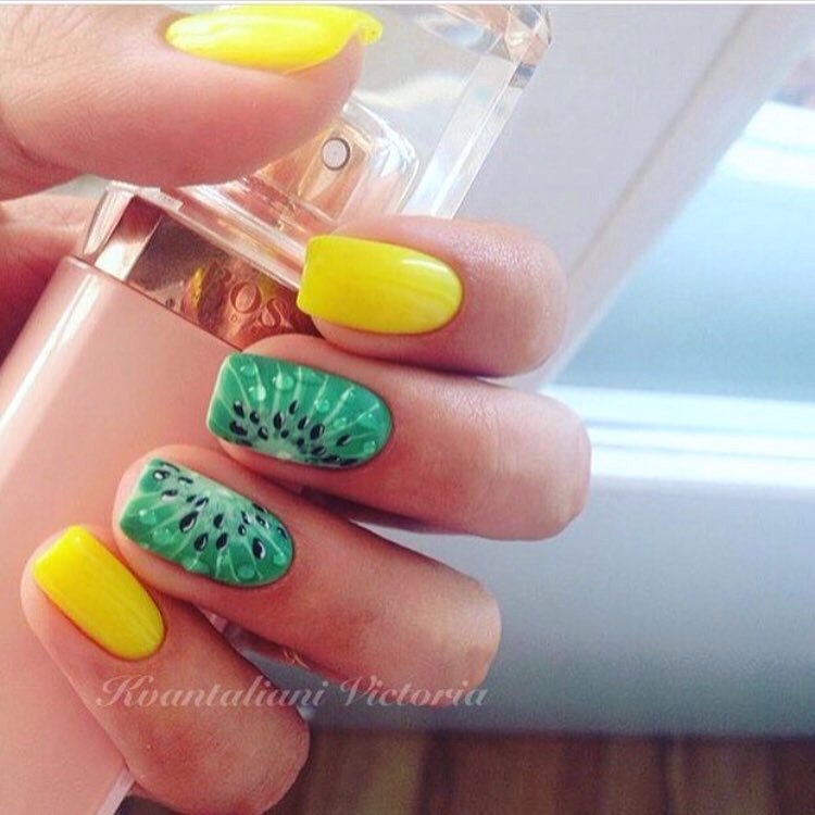 Яскравий жовто-зелений максималізм: овальні нігті з ручним розписом