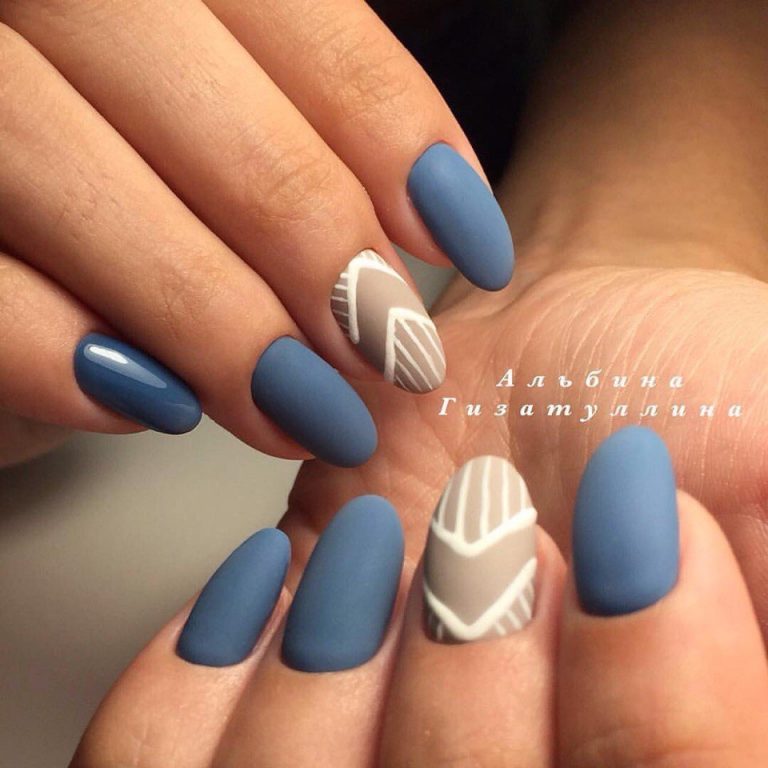 Матовий синій манікюр з ручним розписом: мінімалізм і геометрія