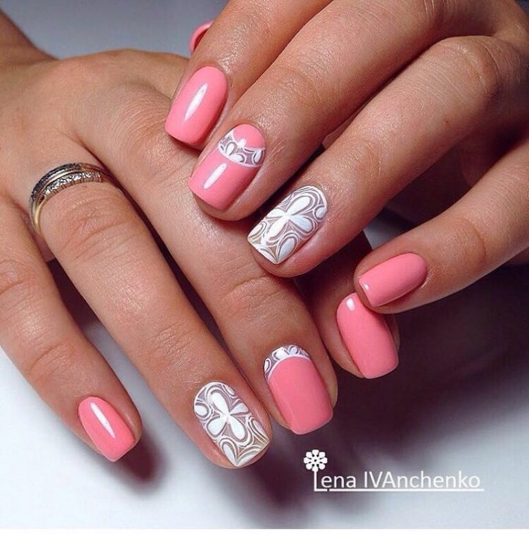 Рожевий манікюр з ручним розписом білих квітів на овальних нігтях