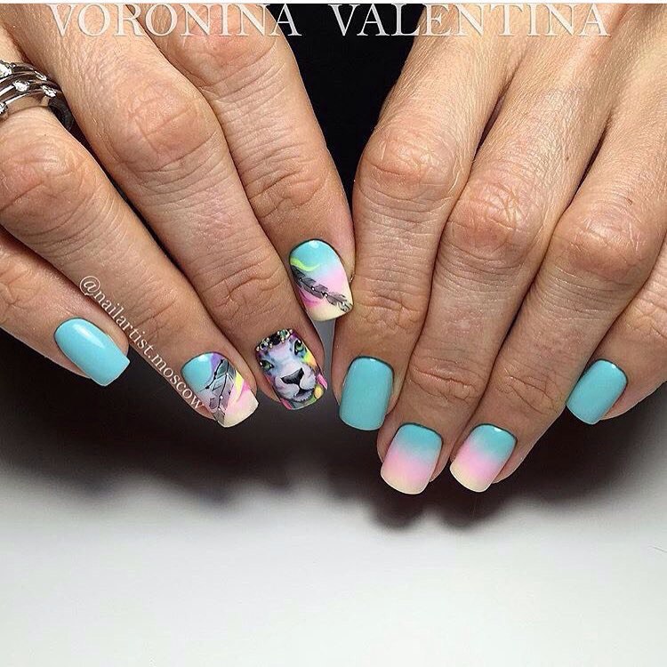 Квадратні нігті: синьо-рожеве омбре, абстракція та стрази – справжній вибух кольору!