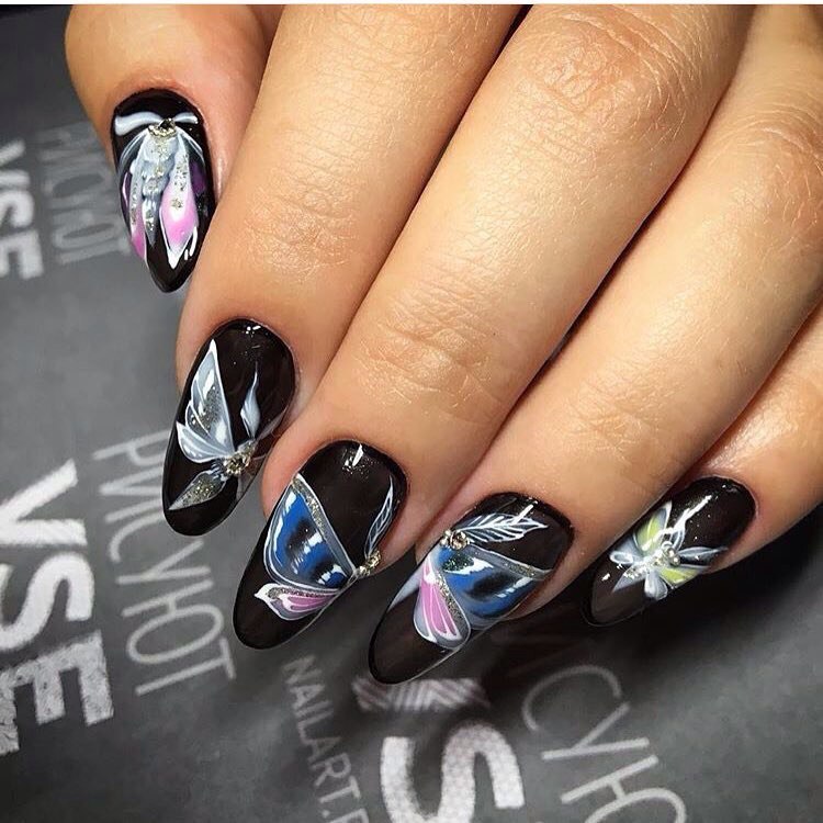 Довгі мигдалеподібні нігті: чорно-синій абстрактний дизайн у стилі максималізму з блиском