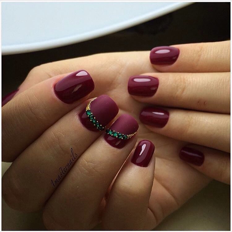 Бордовий матовий манікюр з зеленим розписом та золотими стразами