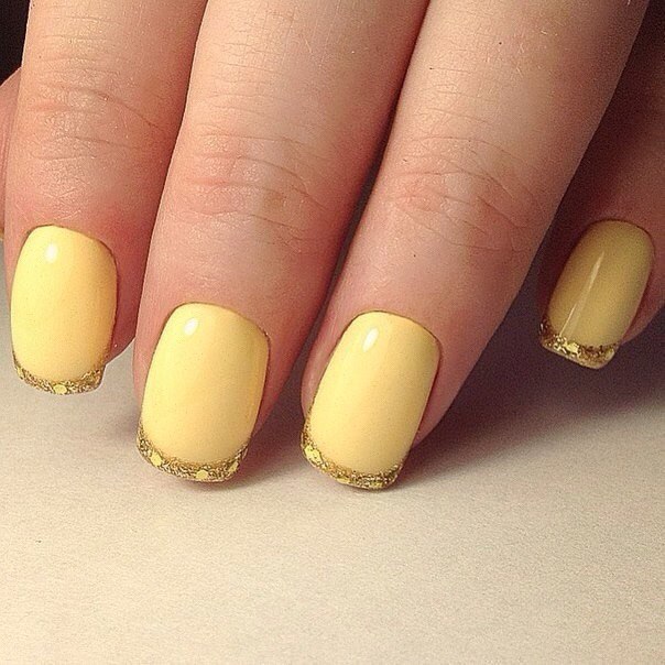 Жовтий френч з блискітками: мінімалістичний дизайн нігтів