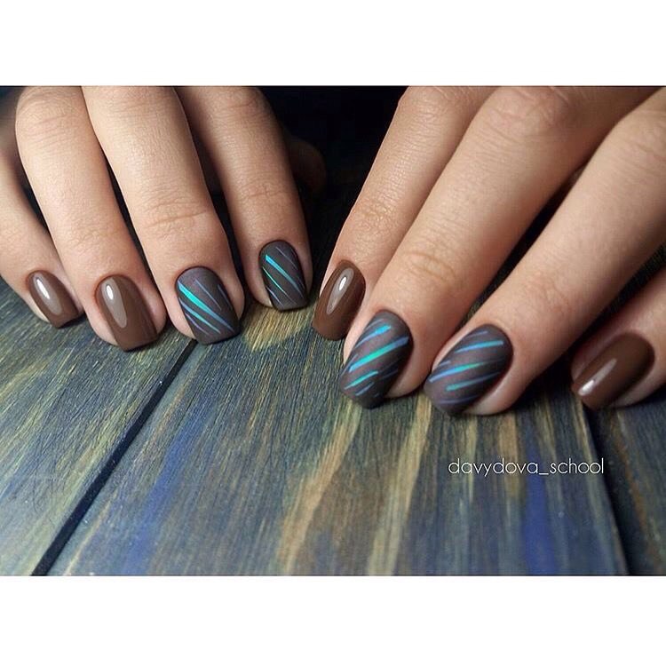 Матовий коричневий манікюр з синьою геометричною лінією