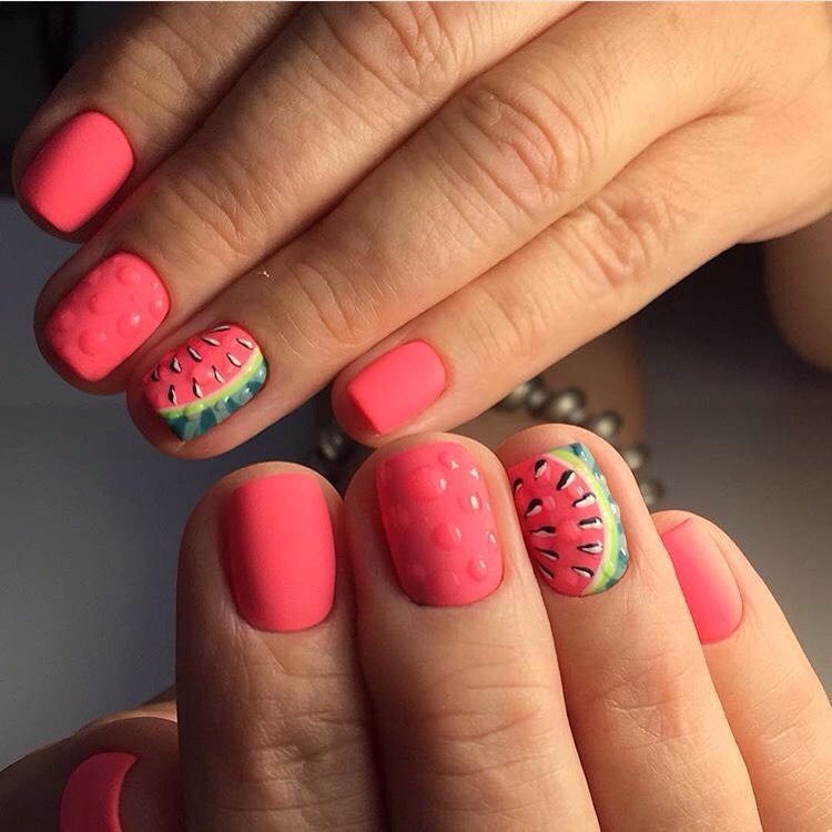 Матовий рожевий манікюр: 3D-декор та ручний розпис на коротких нігтях