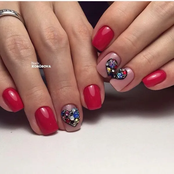 Червоно-бежевий квадратний манікюр: 3D максималізм зі стразами