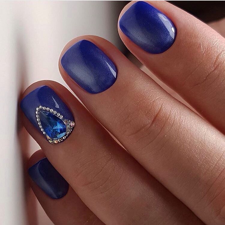 Синій манікюр з об'ємними сріблястими стразами та 3D елементами