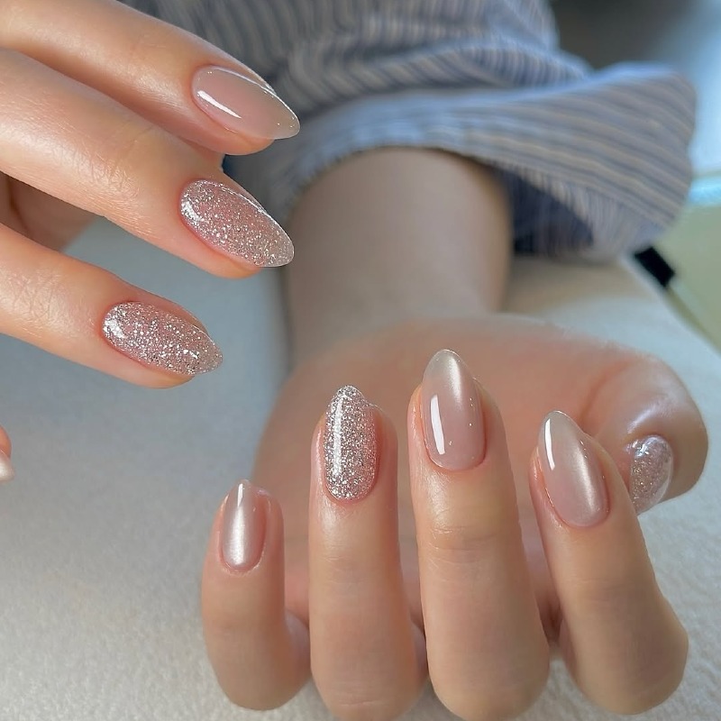 Бежево-сріблястий манікюр: блискучий мінімалізм на мигдалеподібних нігтях