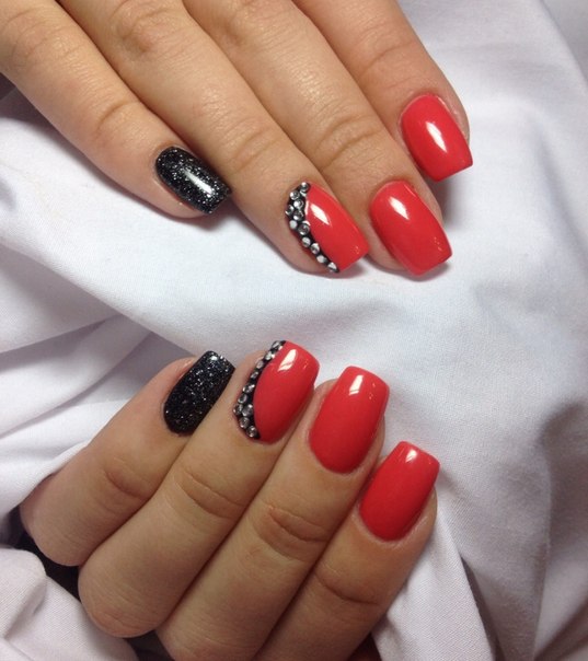 Яскравий червоний манікюр з чорними акцентами та блиском