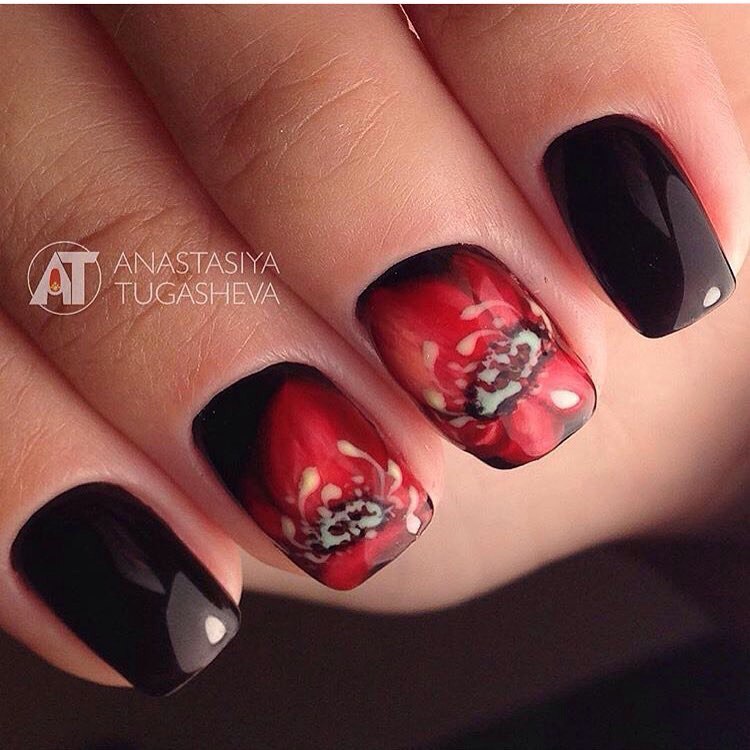 Чорний манікюр з ручним розписом червоних квітів