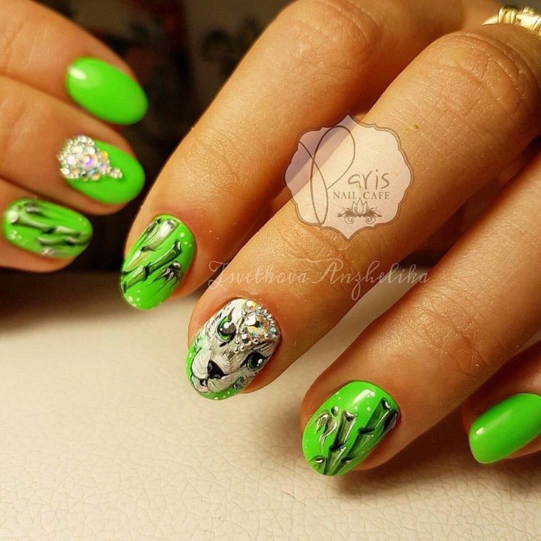 Зелений манікюр максималізм з об'ємними деталями та блиском