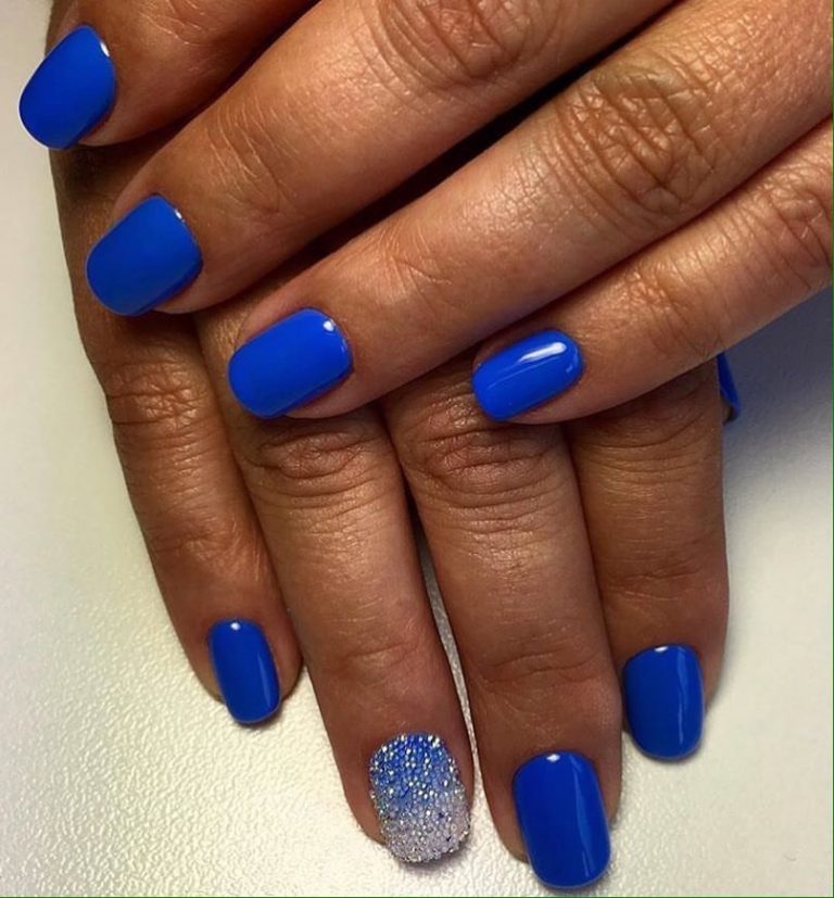 Манікюр: сині блискучі круглі нігті зі сріблом – ваш яскравий акцент