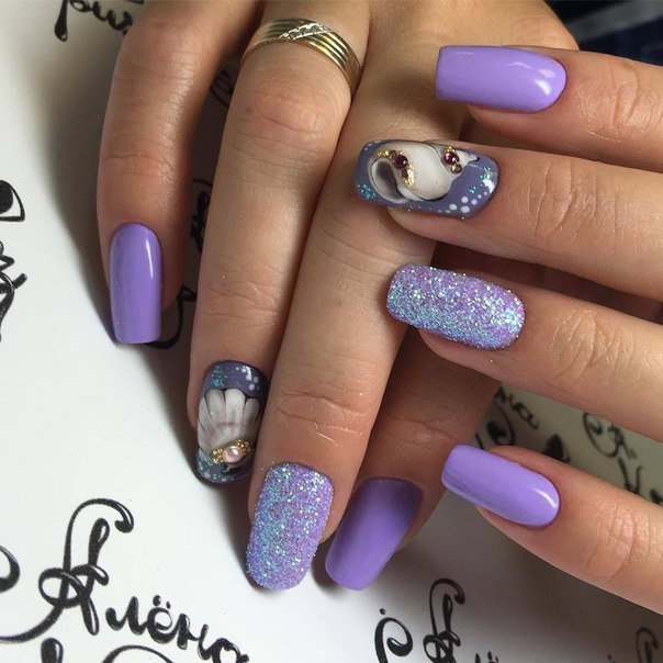 Фіолетовий манікюр з золотими елементами та 3D декором