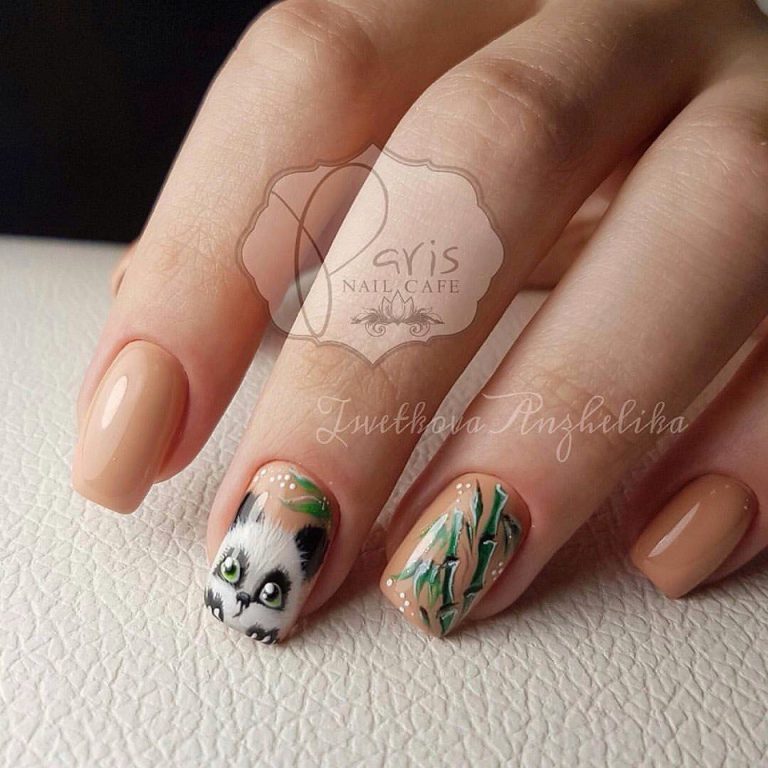 Бежевий манікюр з зеленим ручним розписом у стилі максималізм