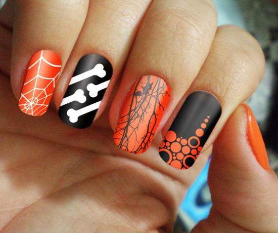 Матовий помаранчевий манікюр з чорними абстрактними візерунками