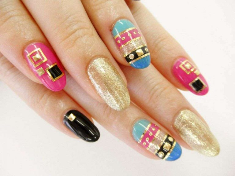 Золотий 3D манікюр з геометричними візерунками та блискітками