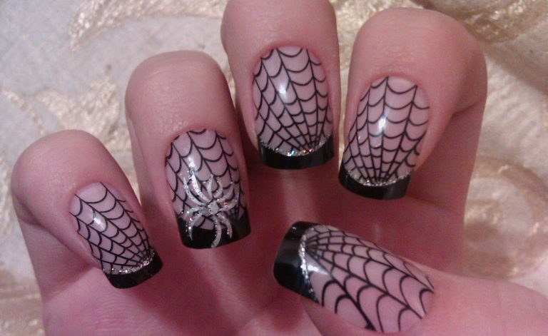 Геометричний чорний манікюр з ручним розписом та сріблястим блиском