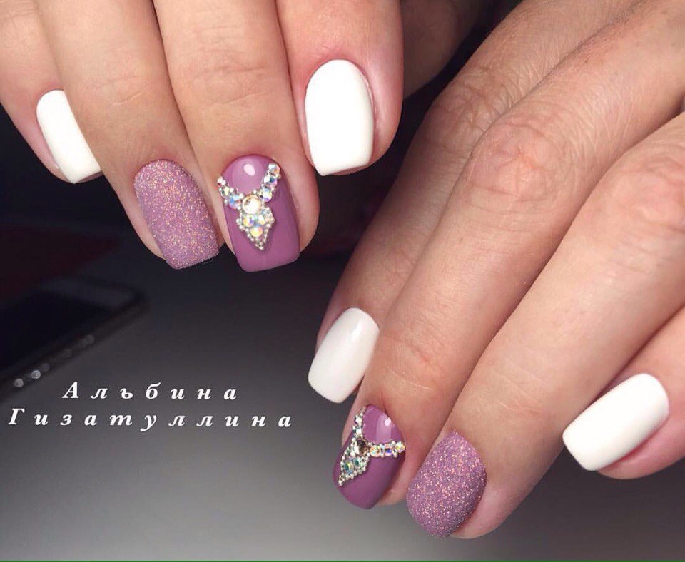 Фіолетовий матовий манікюр з 3D елементами та срібними блискітками