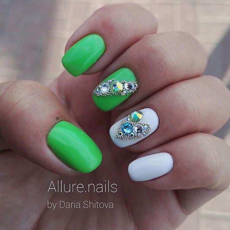 Зелений манікюр з 3D елементами та білими стразами