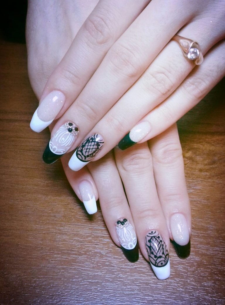 Білий френч з чорними геометричними елементами та блискітками