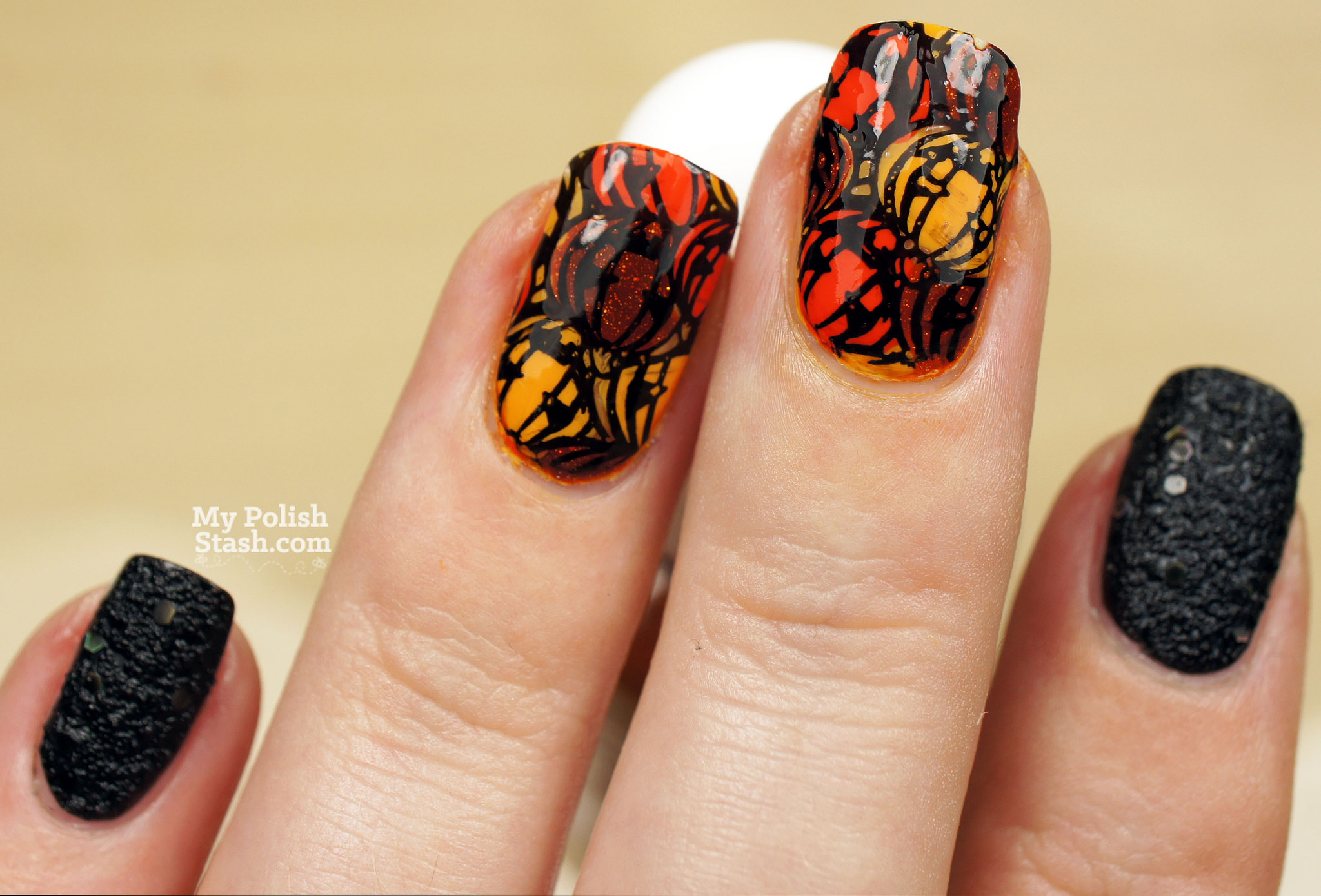Яскравий 3D манікюр: чорний, помаранчевий, червоний з блискітками та штампуванням