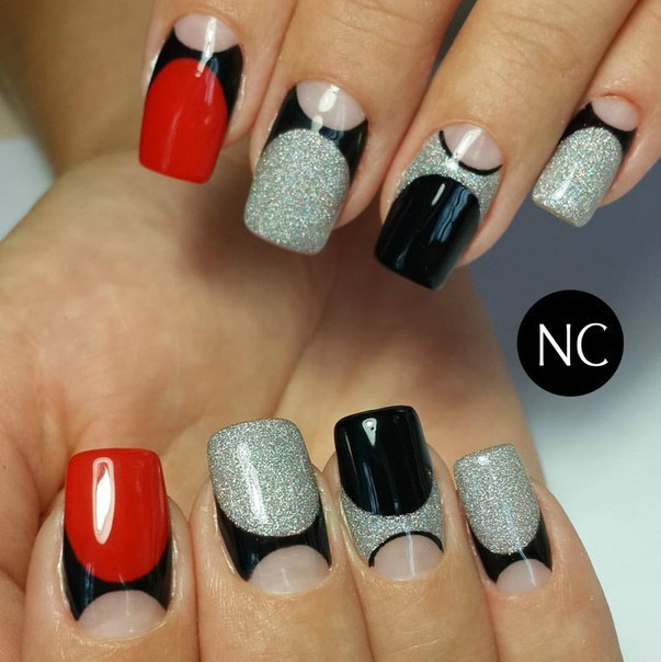 Квадратний червоно-чорний манікюр з блискучою геометрією