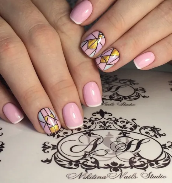 Рожевий Геометричний Френч із Золотом на Овальних Нігтях