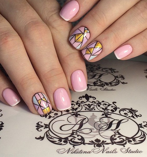 Витончений Рожевий Геометричний Френч із Золотим Акцентом на Овальних Нігтях