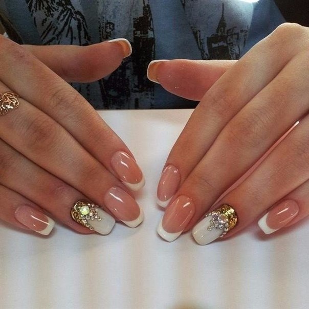 Овальний бежевий френч з 3D дизайном та акцентами блиску