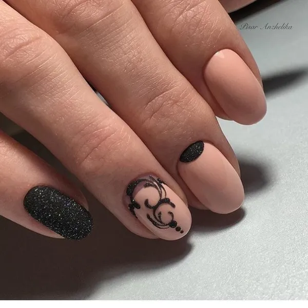 Бежевий матовий та чорний глянець: витончений розпис на овальні нігті