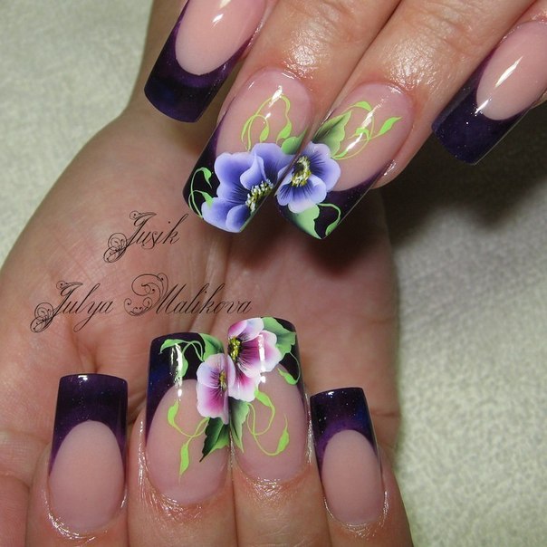 Довгі квадратні нігті: фіолетовий френч з квітковим максималізмом ручного розпису